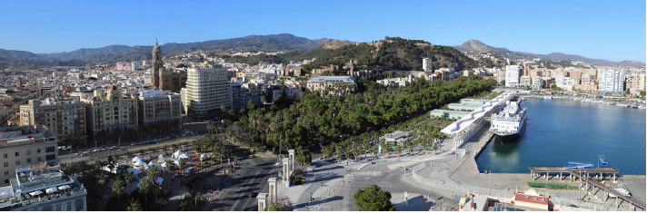 Catedral de Málaga (izquierda) y
colina de Gibralfaro (centro-derecha)