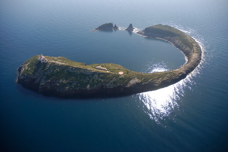 Vista de las Islas Columbretes, a 28 millas náuticas
de la costa de Castellón. (39°55′00″N-0°40′00″E),con la Illa Grossa,
el Mascarat, la Senyoreta y
el Montcolibre