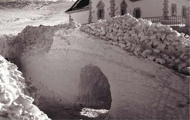 Túnel excavado en la nieve para permitir el paso en lo alto del puerto de Pajares, durante una nevada en la década de 1950