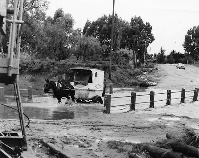 Vendedor ambulante en puente ubicado en calles Casanova y Urquiza (1950)