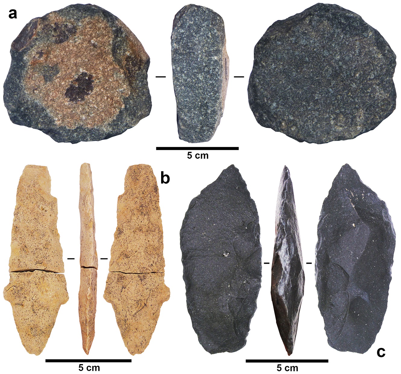 a. Preforma de posible lito geom�trico asociado del sitio Pedernales-39; b. Punta pedunculada registrada en superficie en el sitio Pedernales-38; c. Lasca con retoque bimarginal del sitio Pedernales-5.