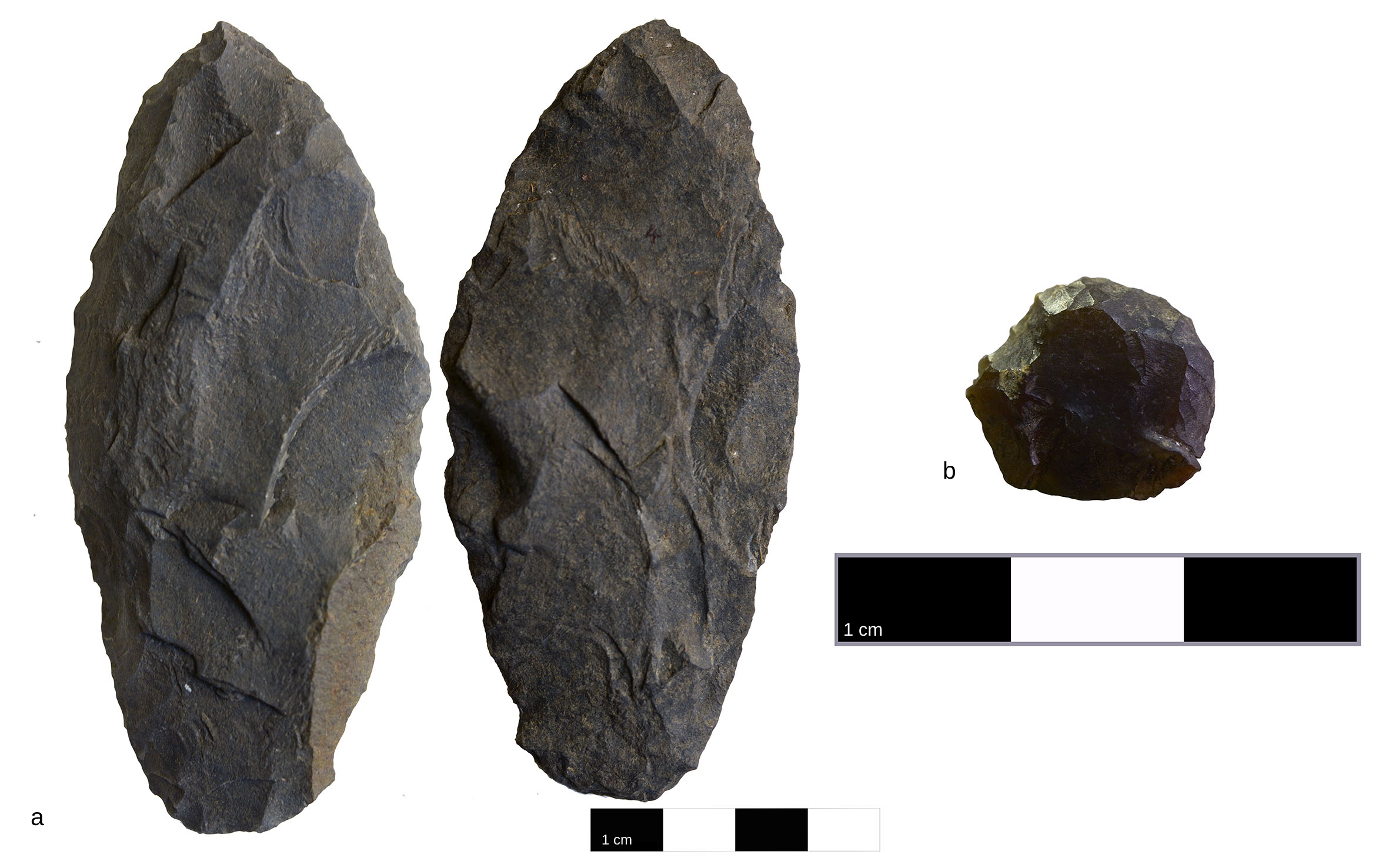 a) Raedera de basalto; b) Raspador de roca silícea (xilópalo).