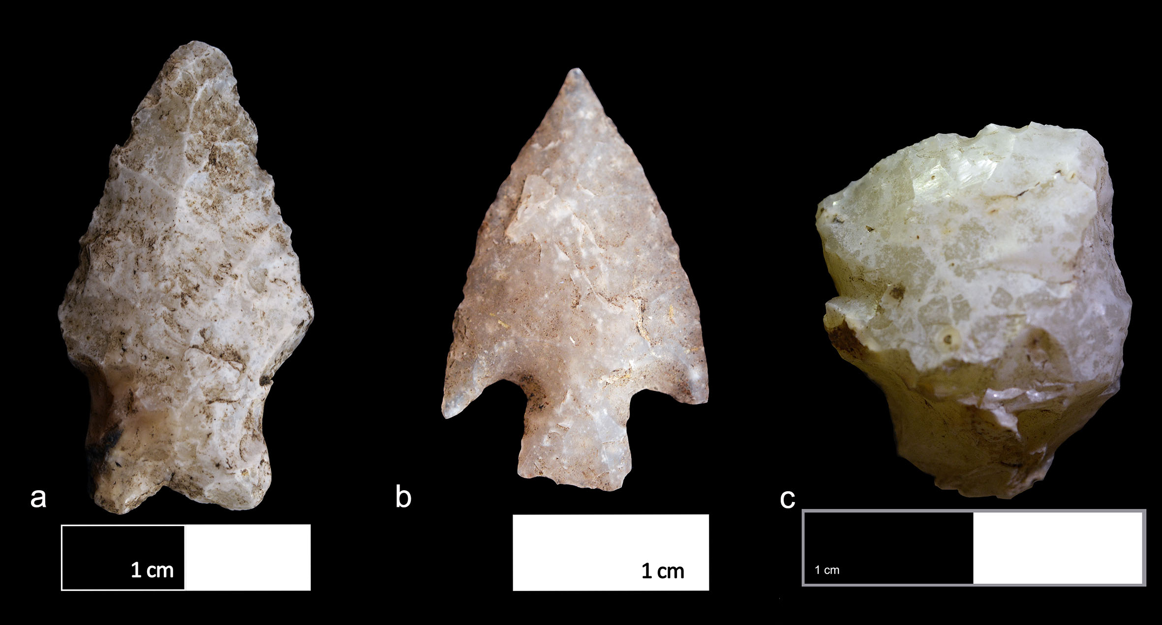 a) y b) Cabezales líticos de calcedonia; c) Raspador de calcedonia