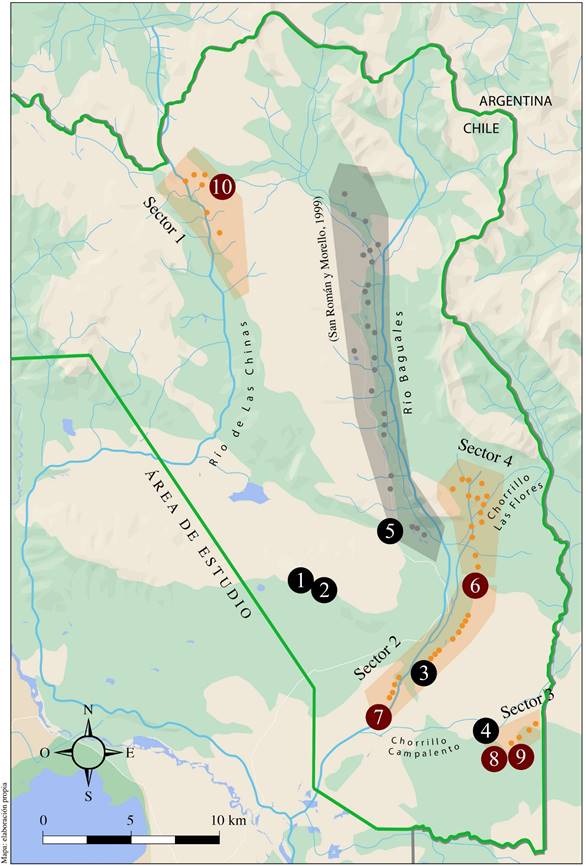Ubicación de sitios arqueológicos mencionados en el trabajo. Sitios presentados previamente (círculos negros), detalle de sectores prospectados (sombreado naranja), nuevos hallazgos (puntos anaranjados) y sitios arqueológicos sondeados (círculos bordó). 1) Cerro Guido 1; 2) Cerro Guido 2; 3) Cerro Guido 3; 4) Cerro Guido 4; 5) Puesto Leona 1; 6) Chorrillo Malo 2; 7) Cerro Verlika 1; 8) Mesra 1; 8) Ergo 1; 10) Alero Kuiil 1; 11) Alero Kuiil 2; 12) Refugio del Jawa (no sondeado). Distribución de cuencas hidrográficas basadas en Boloñai Osandón y Risopatrón (1910).