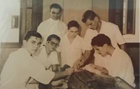 Con estudiantes en la Escuela de Medicina.