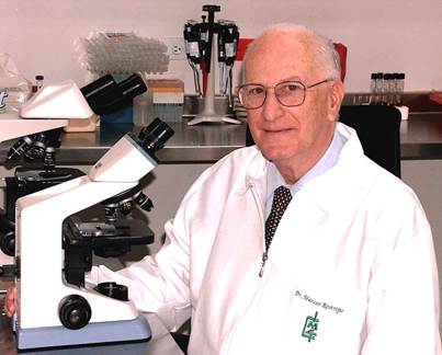 Marcos Restrepo, fundador en 1963 del Laboratorio de Inmunolog&iacute;a del Departamento de Microbiolog&iacute;a y Parasitolog&iacute;a de la Facultad de Medicina de la Universidad de Antioquia. Dirigi&oacute; el Laboratorio hasta 1976 cuando se retir&oacute; de la Universidad. 