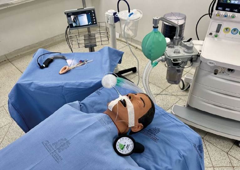 Endotracheal tube fixation with double vector. Photograph taken at Cl�nica Le�n XIII