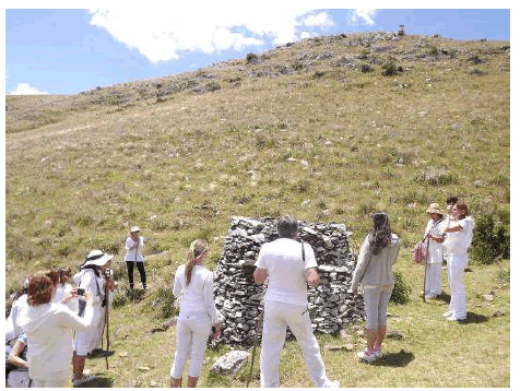 Turistas contemplando un
“cono de piedra” durante una de las paradas de la visita guiada en el valle “El
Hilo de la Vida”
