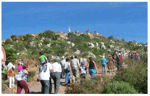 Creyentes y fieles
católicos durante la procesión anual a la Virgen del Verdún