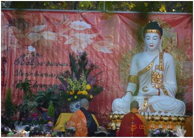 Fotograf&iacute;a 2. Escenario central del Vesak en el Barrio Chino, 2014.