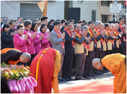 Fotograf&iacute;a 3. Monjas pertenecientes al templo Fo Guang Shan reciben las ofrendas al Buda.
