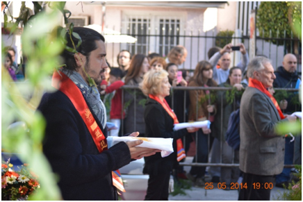 Fotograf&iacute;a 4. Miembros de una comunidad budista llevan la bandera argentina como ofrenda.