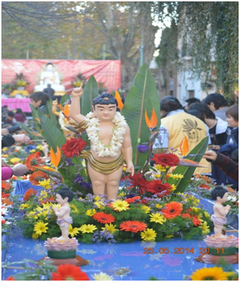 Fotograf&iacute;a 1. Fuente dispuesta en el festejo de Vesak del Barrio Chino a fin de realizar el "Ba&ntilde;o del Buda".