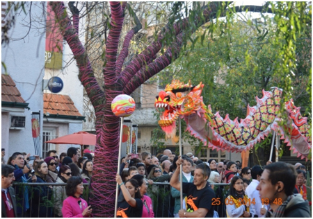 Fotograf&iacute;a 5. Representaci&oacute;n de la tradicional Danza del Drag&oacute;n. 