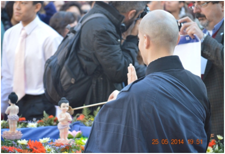 Fotograf&iacute;a 6. Monje de una comunidad zen de conversos realiza la ceremonia del "Ba&ntilde;o del Buda".