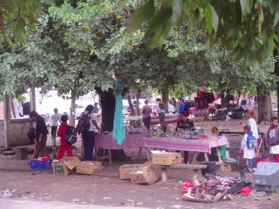 Foto de la plaza del barrio. Fue tomada un d&iacute;a de semana al medio d&iacute;a. La directora del Jard&iacute;n de infantes (frente a la plaza), manifiesta que hay pocos puestos, en relaci&oacute;n a los que hay los fines de semana.