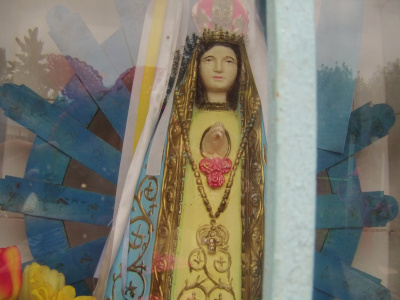 Tomada por un grupo de ni&ntilde;as en el centros comunitario NM. La virgen, ubicada en el patio, simboliza a las mujeres de la iglesia, liderada por su fundadora, Celia Ru&iacute;z, cuando a mediados de los a&ntilde;os 80, comenz&oacute; con la copa de leche para los ni&ntilde;os del barrio.