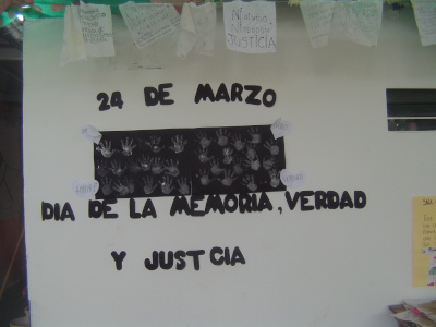 Foto tomada por un ni&ntilde;o de cuatro a&ntilde;os en el Centro Comunitario AI. Es la cartelera hecha por las familias de diferentes salas, para recordar el D&iacute;a de la Memoria, la Verdad y la Justicia.