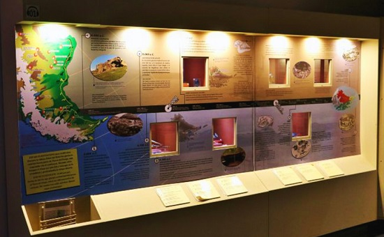 Fotograf&iacute;a de la vitrina arqueol&oacute;gica dedicada al poblamiento inicial de la regi&oacute;n fueguina.