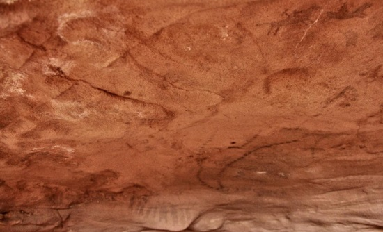 Alero del cerro Intihuasi, visión del techo a la que solo puede accederse recostándose en el piso.