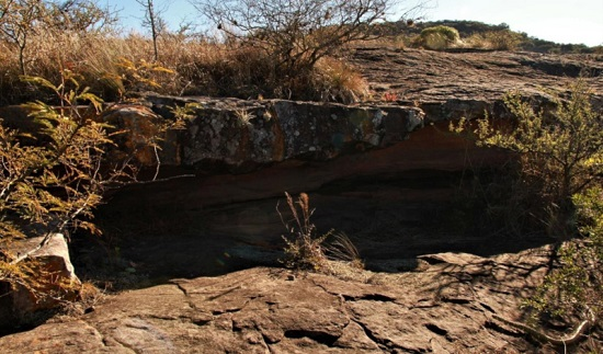 Sitio Cerro Veladero 4. Dentro del alero (en la pared frontal y en el techo) se encuentran las pinturas.