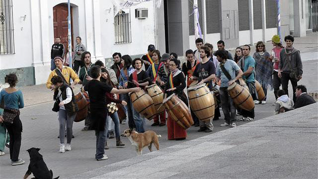 Candombe con el &ldquo;tambor colgado&rdquo;, comparsa La Yaguarona, Paran&aacute;. Fuente: Archivo personal