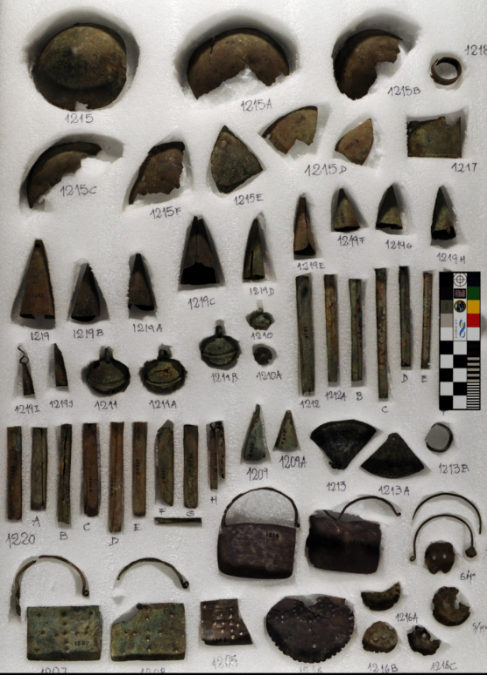 Materiales arqueol&oacute;gicos de la colecci&oacute;n Giai (PNNH-MP-Giai-C-1-1). Objetos de metal de base cobre y base plata: casquetes, camp&aacute;nulas (Chollol), cascabeles (kaskawilia), tubos (Runi), pendientes varios (chaguaichapel), f&iacute;bula (tupu) y botones, entre otros. Museo de la Patagonia (PNNH-APN), siguiendo el Tesauro Regional Patrimonial del Centro de Documentaci&oacute;n de Bienes Patrimoniales (Chile). Recuperado de https://www.tesauroregional.cl/ 
