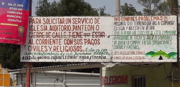 Fusi�n de instancias civiles y religiosas. Aviso de autoridades sobre obligaciones de miembros y derechos diferenciales de miembros de la comunidad y fuere�os, San Antonio Tepetitl�n, Municipio de Chiautla, Estado de M�xico Fotograf�a: David Robichaux.