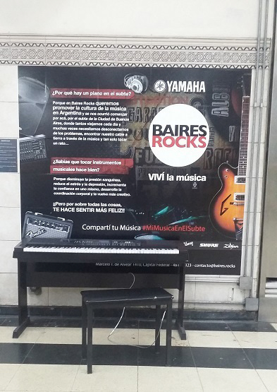 Piano eléctrico ubicado en la estación Juramento de la línea D de subte