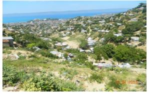 Desarrollo poblacional en zona de fuertes pendientes donde los cursos fluviales y la deforestación intensifican la erosión del suelo