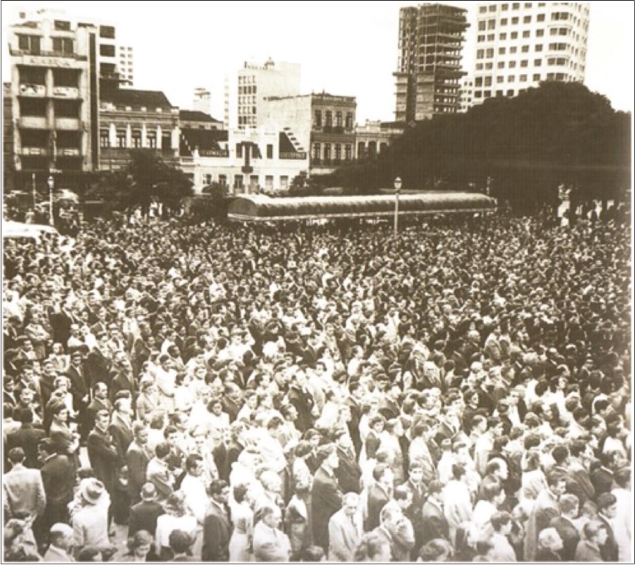 - Missa na pra�a Tiradentes, em Curitiba, Paran�, em 1953, comemorando o centen�rio de emancipa��o do Estado