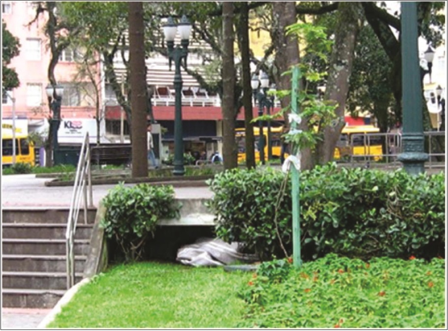 - Morador em situa��o de rua abrigado sob um dos canteiros da Pra�a Tiradentes, em Curitiba, Paran�