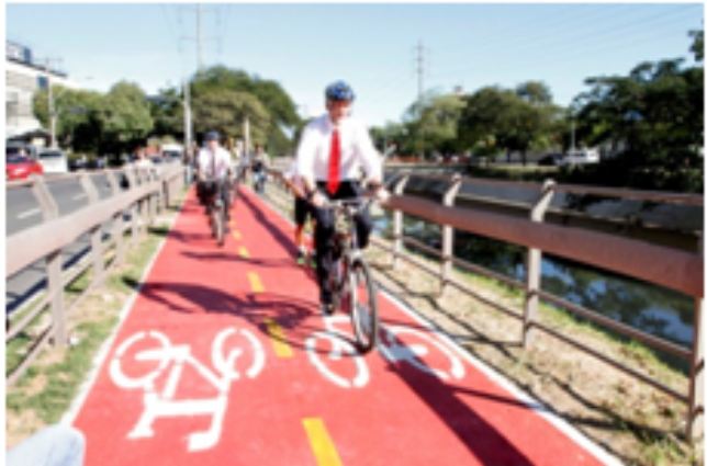 Ciclovia com separa��o da via de autom�veis
