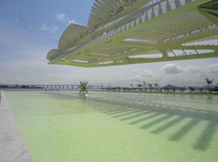 Museu do Amanh� (vista do lago, com a Ba�a da Guanabara ao fundo)