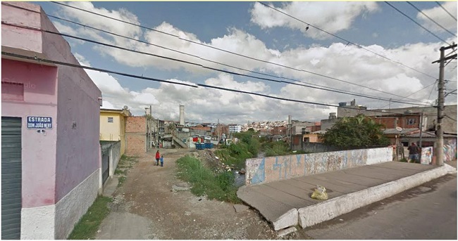  - Marginal do C&oacute;rrego do Lajeado no cruzamento com a Estrada Dom Jo&atilde;o Nery. Observa-se o desmoronamento da margem 