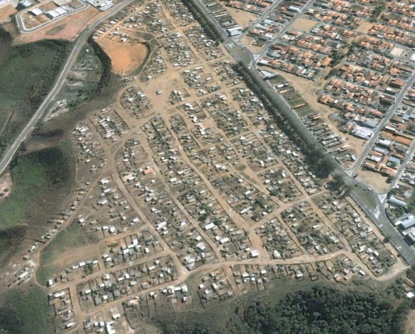 - Imagem a&eacute;rea do Pinheirinho durante a ocupa&ccedil;&atilde;o (ano de 2008). 