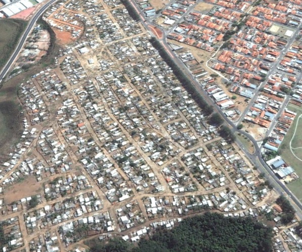 - Imagem a&eacute;rea do Pinheirinho antes da desocupa&ccedil;&atilde;o (ano de 2012). 