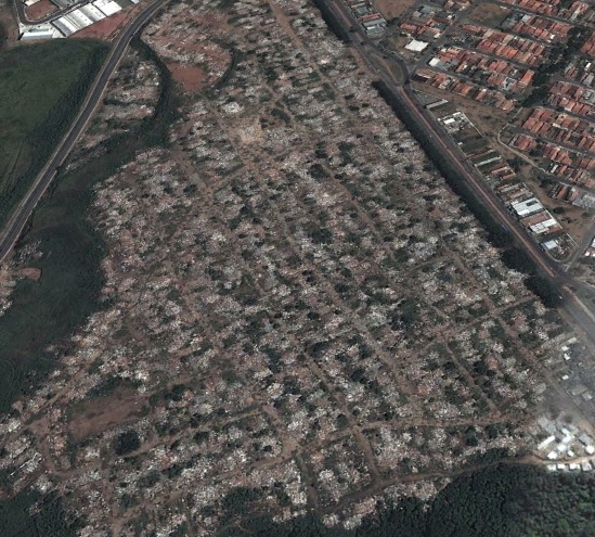 - Imagem a&eacute;rea do Pinheirinho ap&oacute;s desocupa&ccedil;&atilde;o e demoli&ccedil;&atilde;o das casas (ano de 2012). 