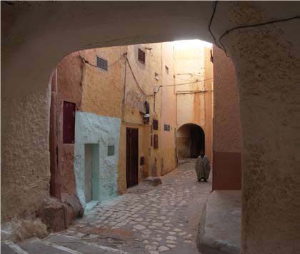 - A narrow street in the ksar of Bani Isguen. Source: Zouhir Ballalou (2008).