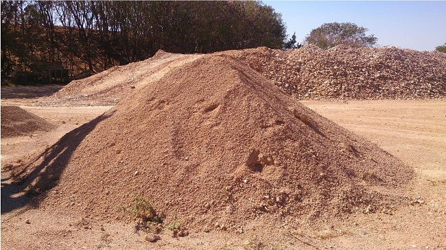 - Pilha de RCD com granulometria compat&iacute;vel com a areia. Fonte: Acervo pessoal.