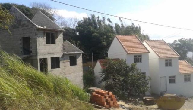 - Social housing in Mont Serrat/Nova Descoberta (location: arrow B on Figure 12). Source: Florian&oacute;polis (2014).