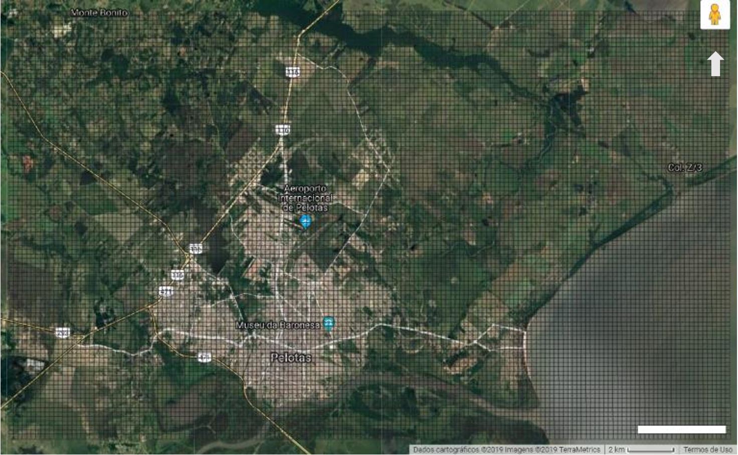 - Imagem de satélite mostrando o local de trabalho em Pelotas (RS); em preto aparece o grid de 18.000 células de 200m. Fonte na plataforma do PeopleGrid (2019). Dos autores (2019).