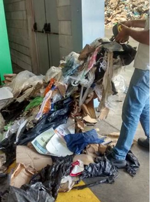 - Exemplo de “bolo”, formado por uma extensão elétrica. Fonte: registro fotográfico do autor (março de 2015).