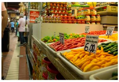 Tradicional forma de exposi&ccedil;&atilde;o de produtos culin&aacute;rios no Mercado Central. 
