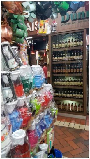 Loja de cerveja artesanal inaugurada em 2018, ao lado de uma tradicional loja de utens&iacute;lios dom&eacute;sticos, no Mercado Central. 
