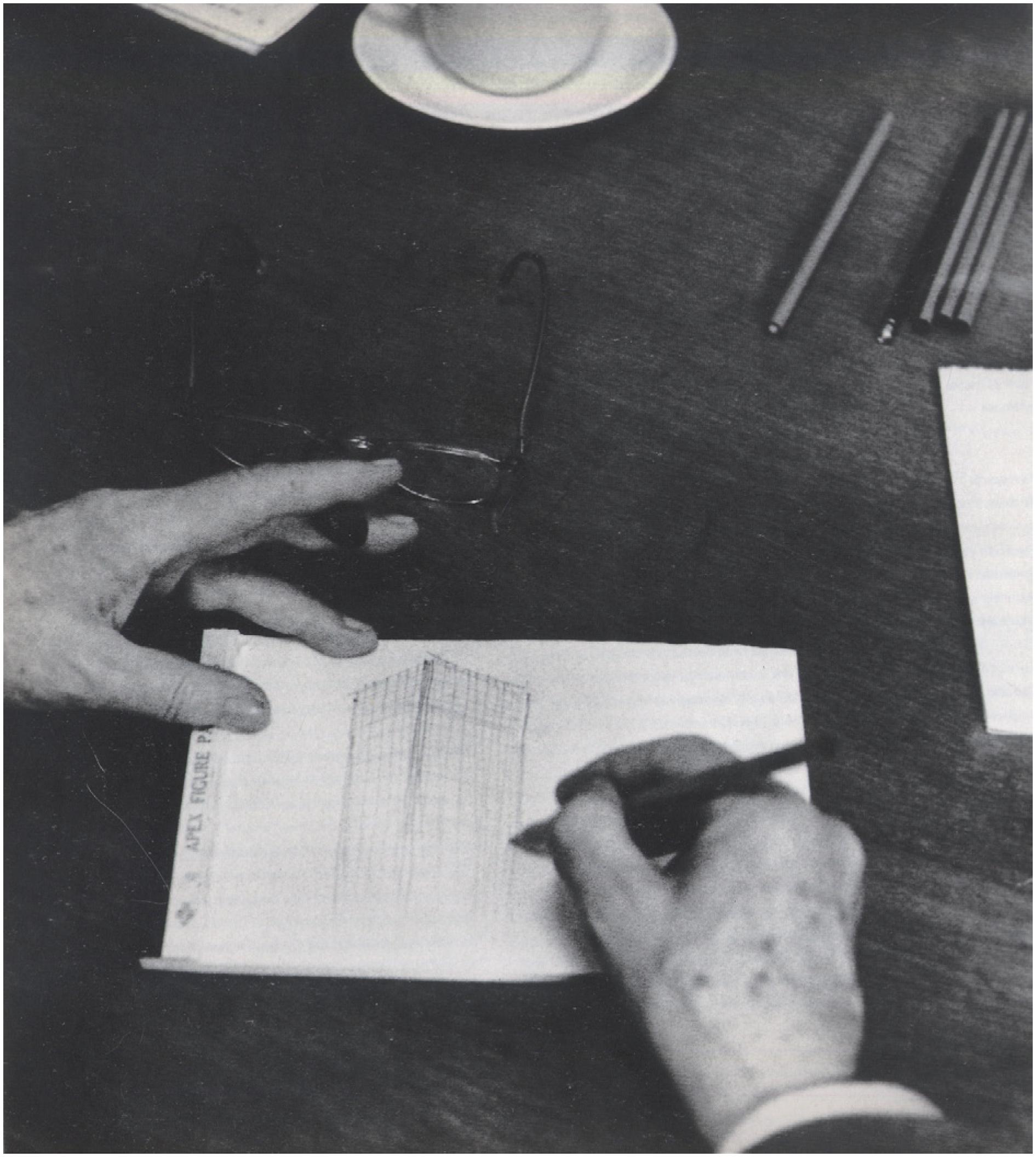 Mies van der Rohe dibujando, 1965. Fotografía de Hedrich-Blessing.