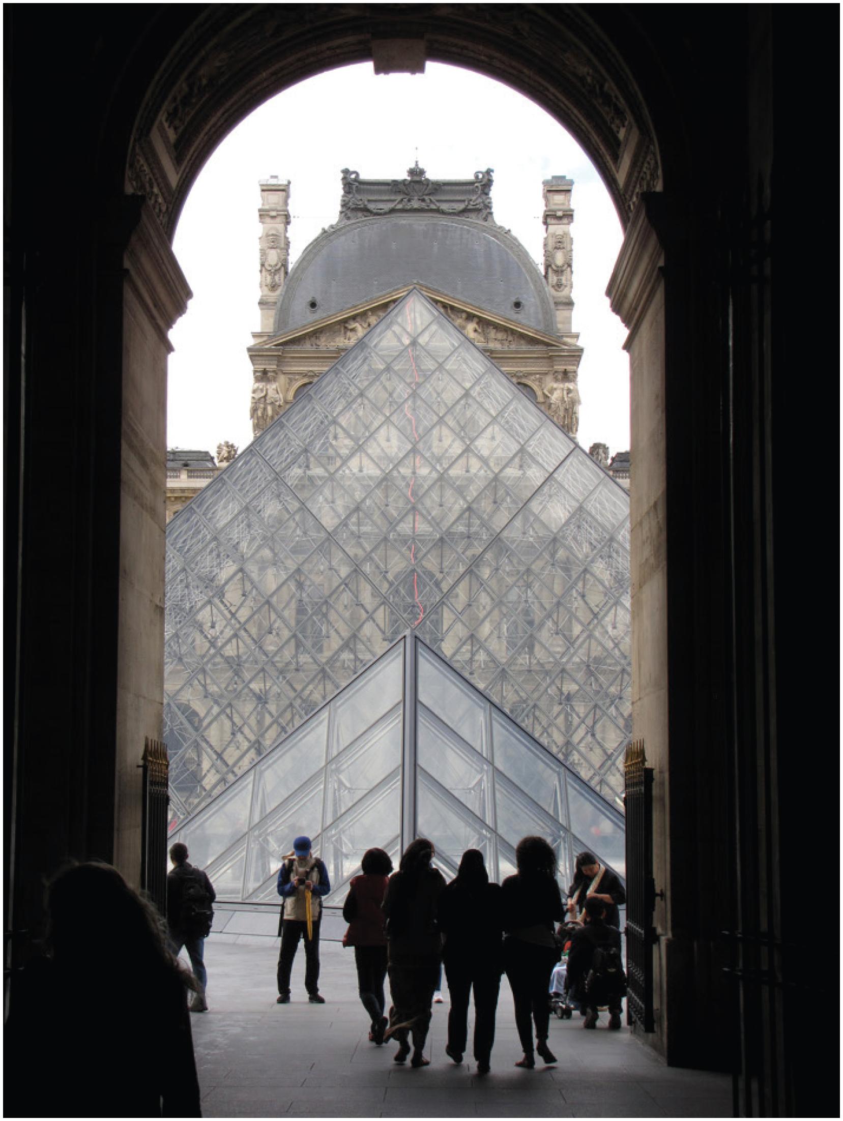 Vista da Pir&acirc;mide atrav&eacute;s da passagem em uma ala do Museu.