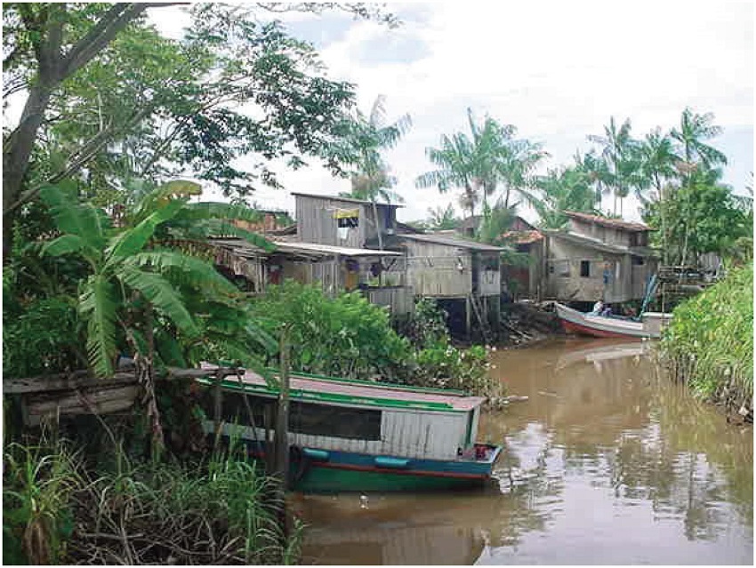 Igarap&eacute; do Taboquinha com margens ocupadas por palafitas.
