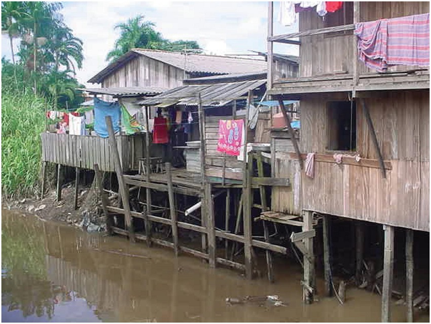 Igarap&eacute; do Taboquinha com margens ocupadas por palafitas.
