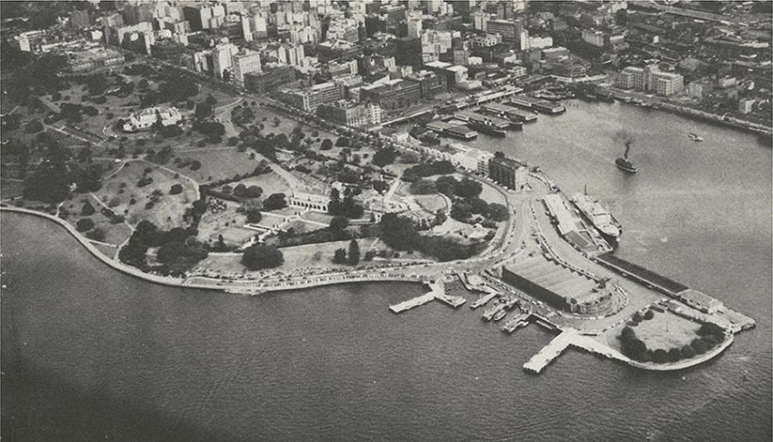 Vista aérea de Bennelong Point y el puerto circundante mirando hacia el suroeste. Figure 1. Aerial view of Bennelong Point and surrounding harbour foreshores looking towards the southwest.